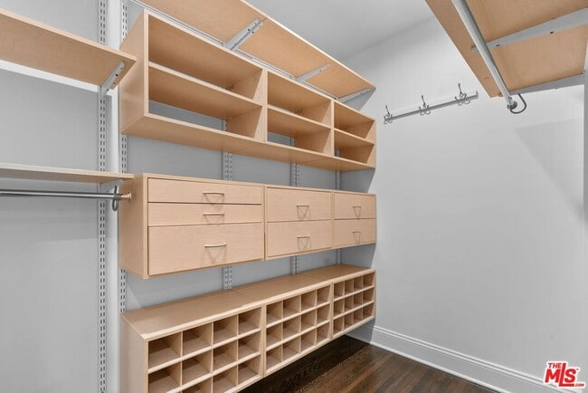 Building Photo - 619 S Sycamore Ave