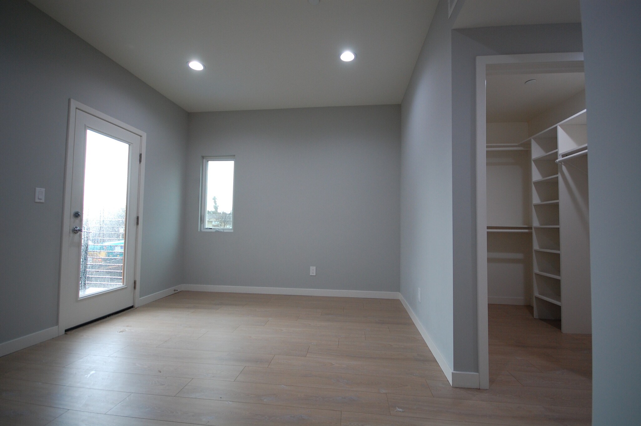 Building Photo - 648 1/2 N Serrano Ave