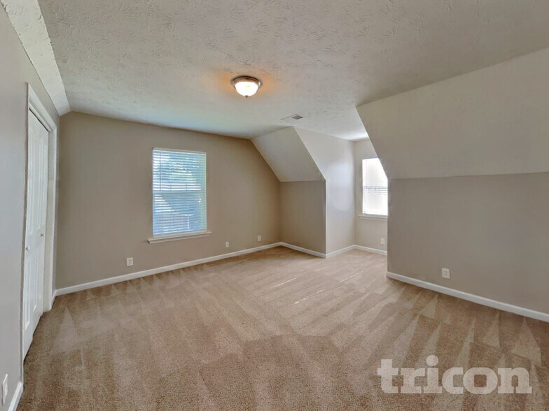 Building Photo - 1526 Amberwood Cir