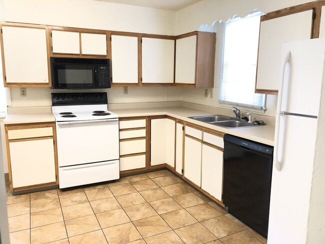 Building Photo - 619 Bowery St