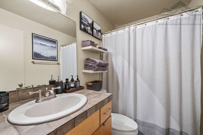 Building Photo - 1 MO. FREE RENT! UNFURNISHED Bright & Stylish Condo at The Reserve