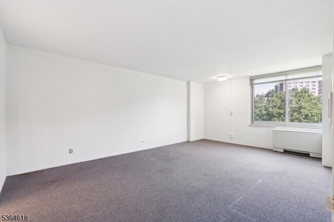 Building Photo - 1 Claridge Dr