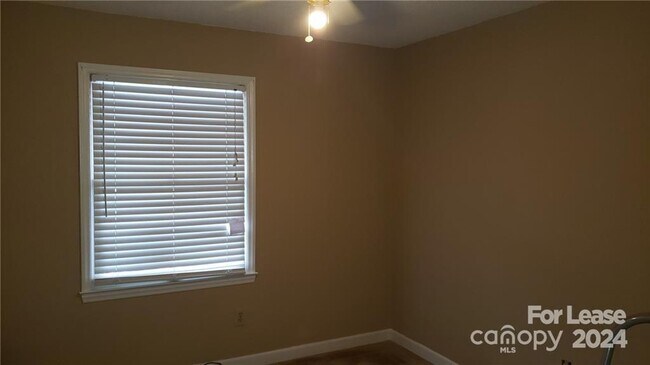 Building Photo - 21640 Colina Dr