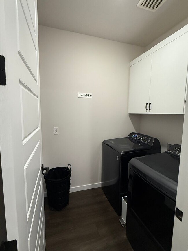Building Photo - Beautiful Home with lots of upgrades.... A...
