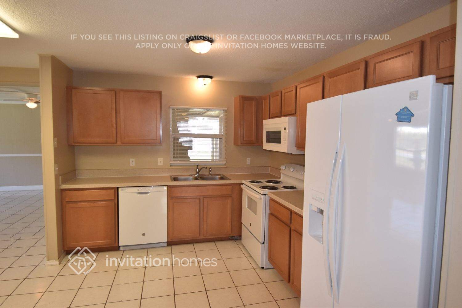Building Photo - 830 N Sunset Dr