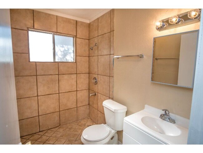 Building Photo - Nice and Convenient Home