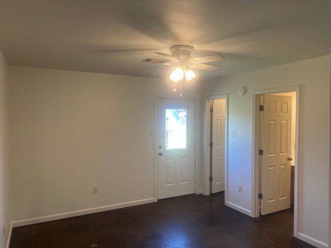 Building Photo - 3 Bed 2 Bath Duplex