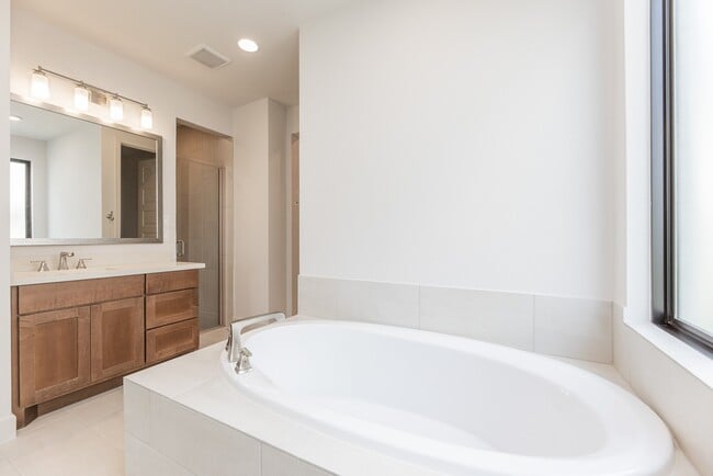 Building Photo - 10902 Overlook Pt Dr