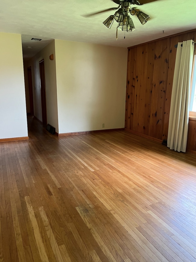 Building Photo - 410 N Hillsdale Dr