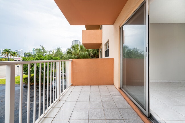 Building Photo - 2200 E Hallandale Beach Blvd