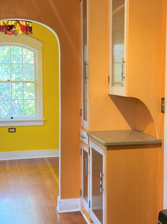 Building Photo - CHARMING! BACKYARD OASIS! REAL HARDWOOD FLOORS! FULL SIZED WASHER/DRYER! OFF OF ADAMS AVE!