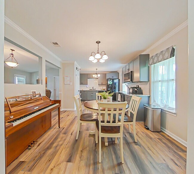 Building Photo - 3 Bed 2 Bath with a POOL in Martinez!