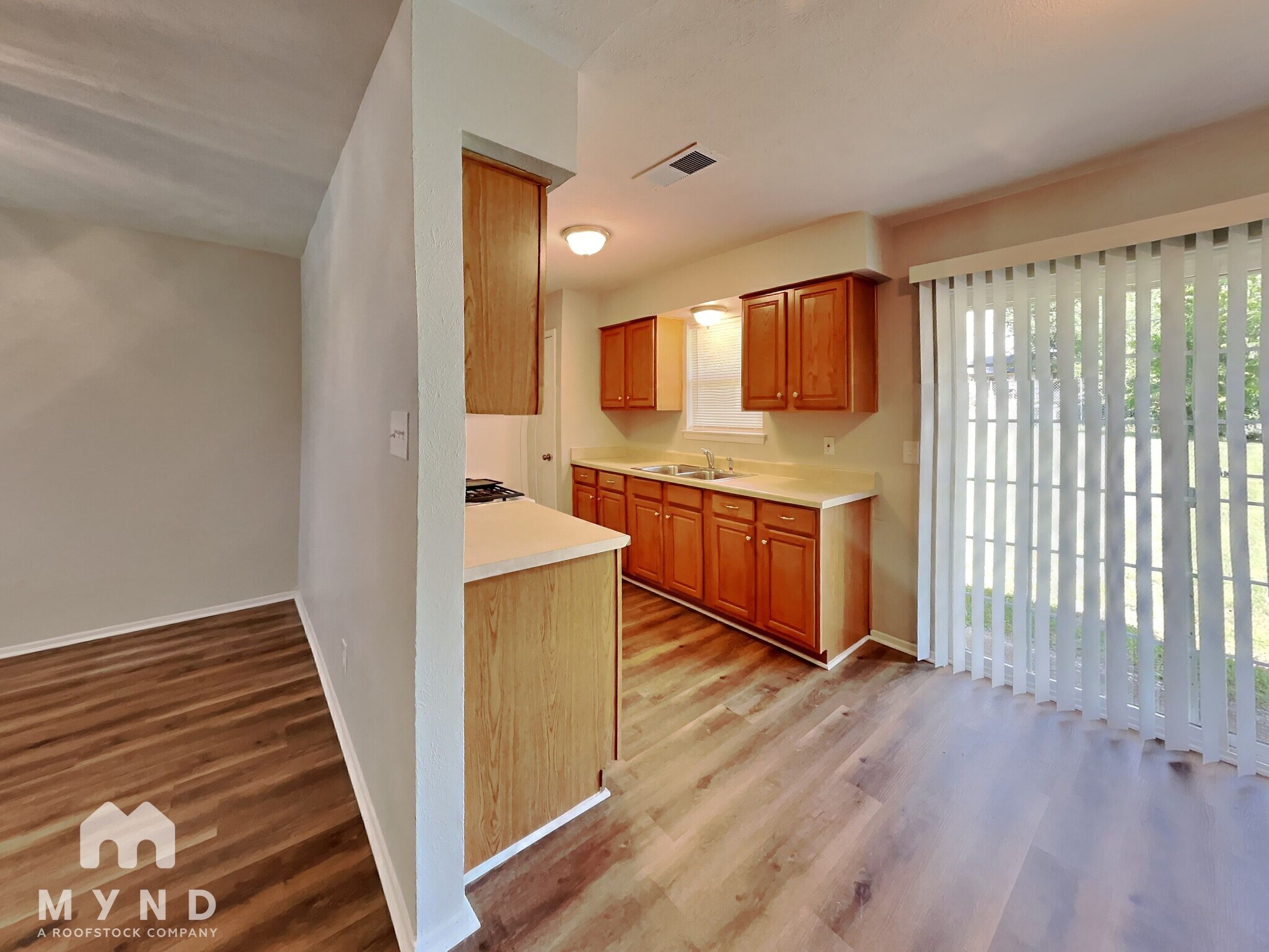 Building Photo - 3451 Pebbleshores Dr