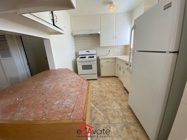 Interior Photo - 11816-11820 Chandler Blvd