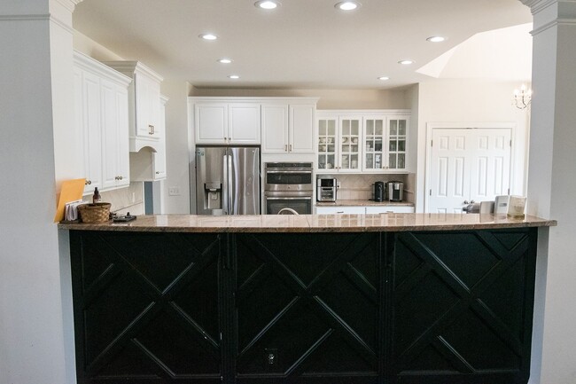 Building Photo - Luxury Living w/ Pool In Brentwood!