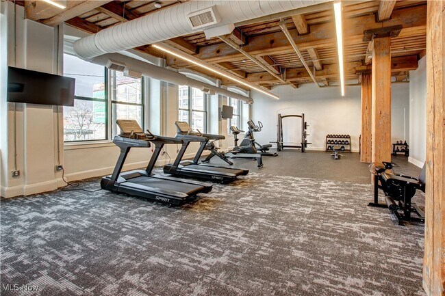 Building Photo - 425 W Lakeside Ave