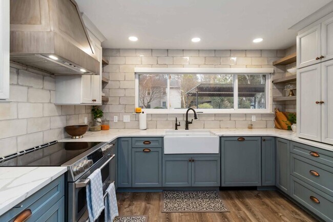 Building Photo - 1960 Variations Dr NE