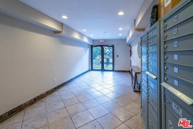 Building Photo - 118 S Clark Dr