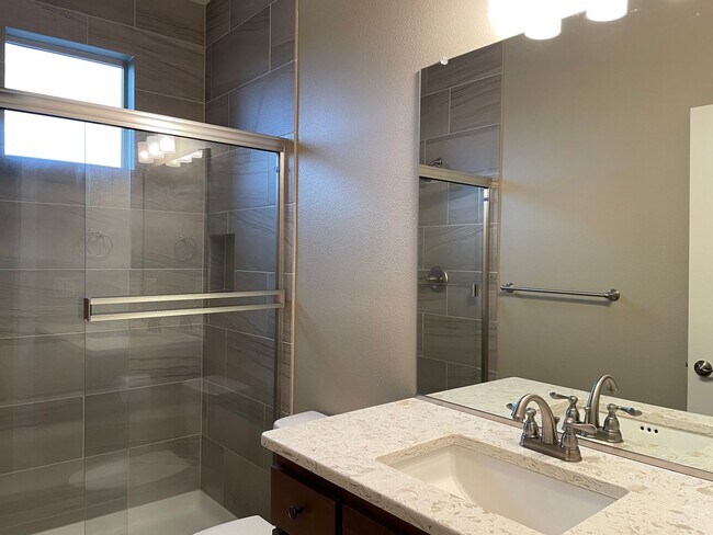 Building Photo - LUXURY 4 BD TOWNHOME! GATED PARKER VILLAGE...