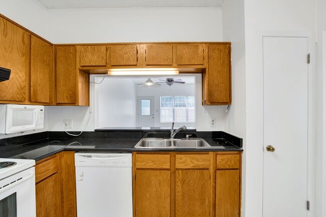 Building Photo - Spacious 2 Bed/2.5 Bath Townhome with 1 Ca...