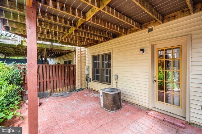 Building Photo - 5518 Sully Lake Dr