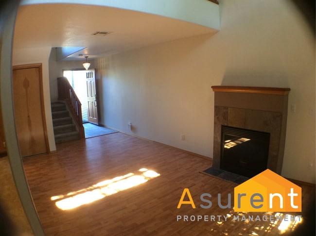 Building Photo - 2-Bedroom Townhouse Close to Hospitals, Great Private, Central Location!
