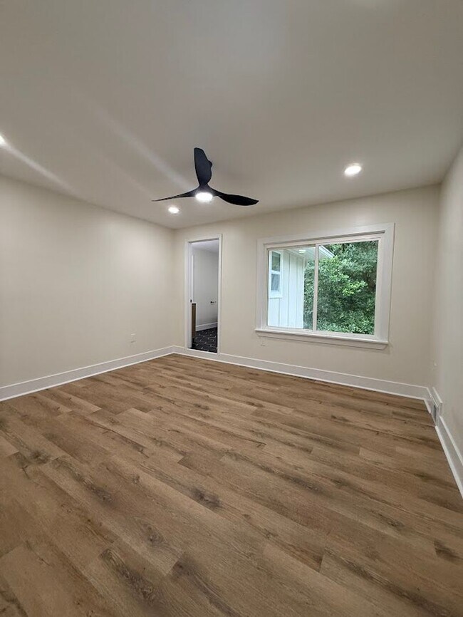 Building Photo - 5 Bed 3 bath in Atlanta!