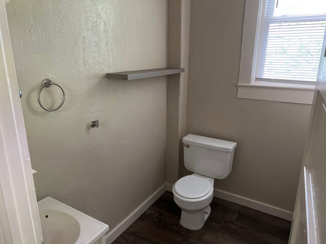 Building Photo - Charming 3 bed room 1 bath room