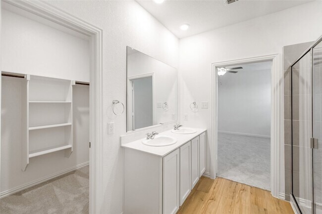 Building Photo - 4905 Woodloch Dr