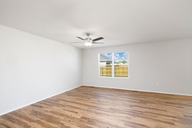 Building Photo - 3 Bedroom Rental with Fence!