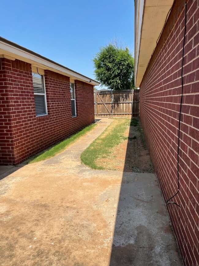 Building Photo - Cute 2 bed/2 bath/2 car garage in a great ...