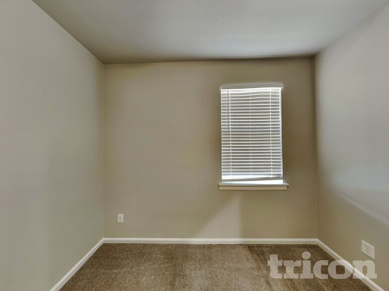 Building Photo - 624 Nora Ln