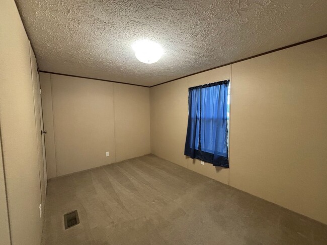 Building Photo - Adorable!