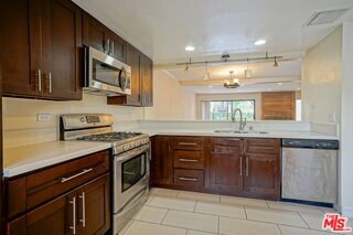 Building Photo - 5760 Owensmouth Ave