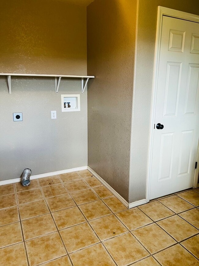 Building Photo - 4 Bed Home On 1.4 Acres In The Bitterroot ...