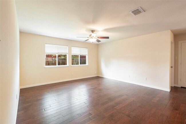 Building Photo - 2105 Sumac Dr