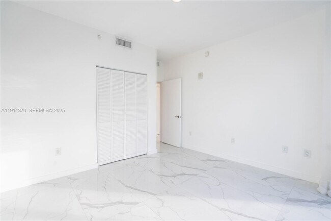 Building Photo - 8425 Crespi Blvd