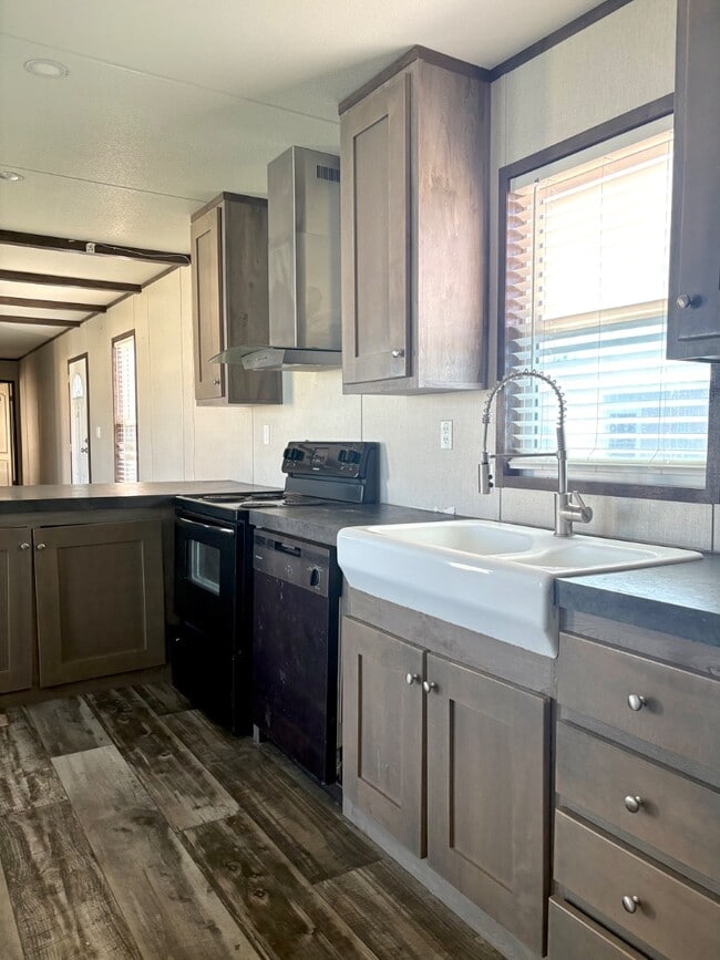 Building Photo - 150 Private Road 1610