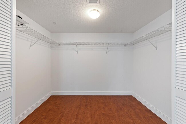 Building Photo - 1800 N Bayshore Dr
