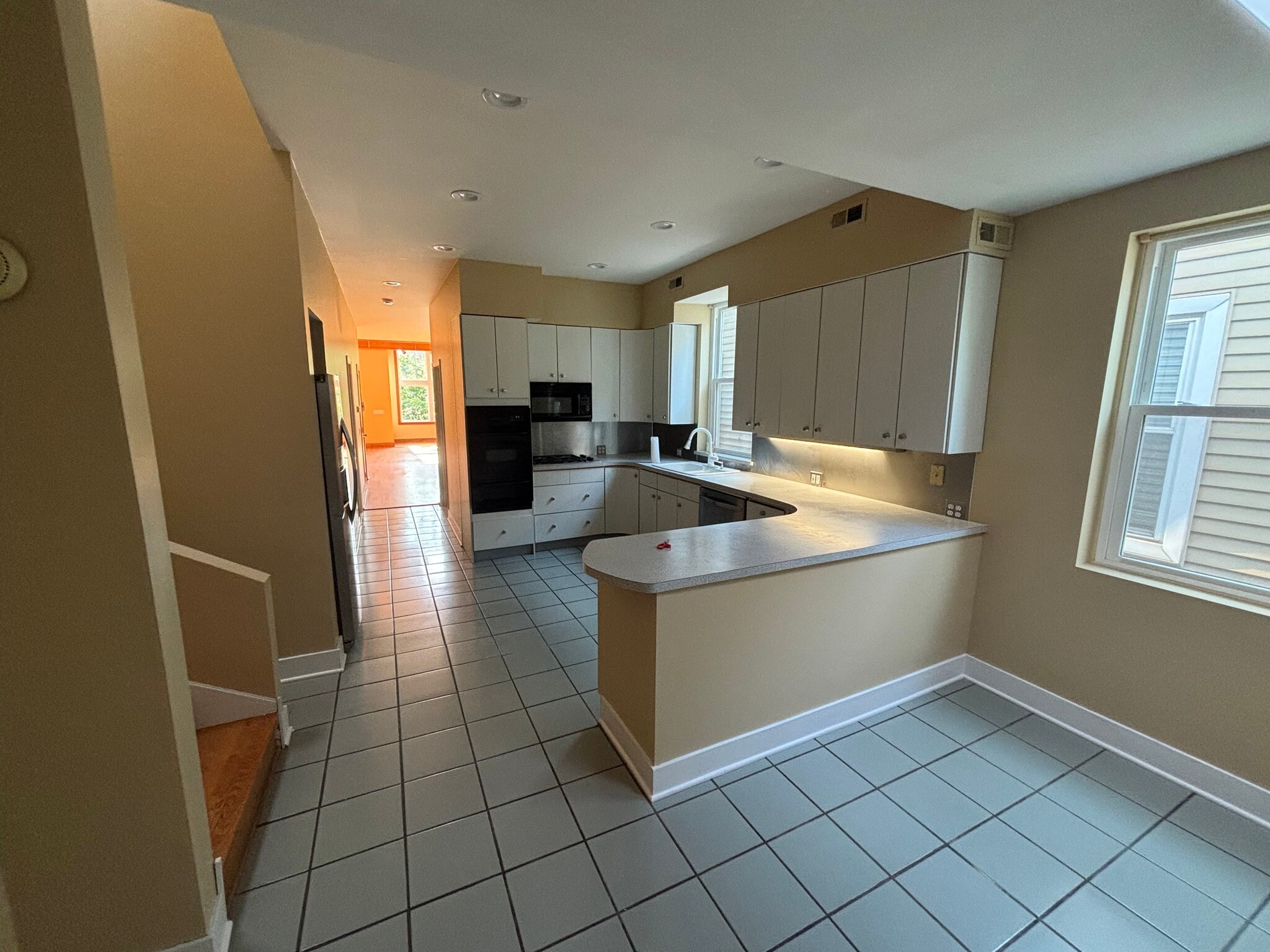 Building Photo - 2642 N Wilton Ave