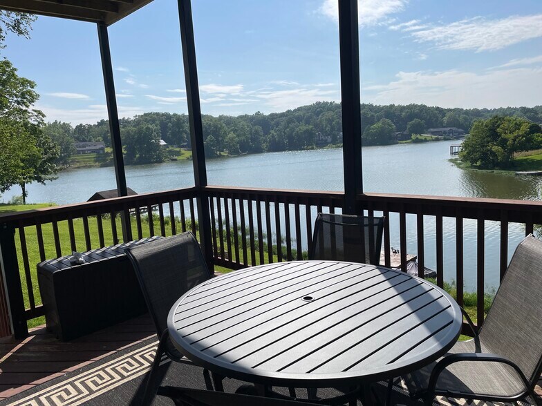 Chair and 4 chairs on private deck - 579 Bella Vista Dr