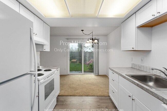 Building Photo - Cozy Two-Bedroom in Gresham - New Washer/D...