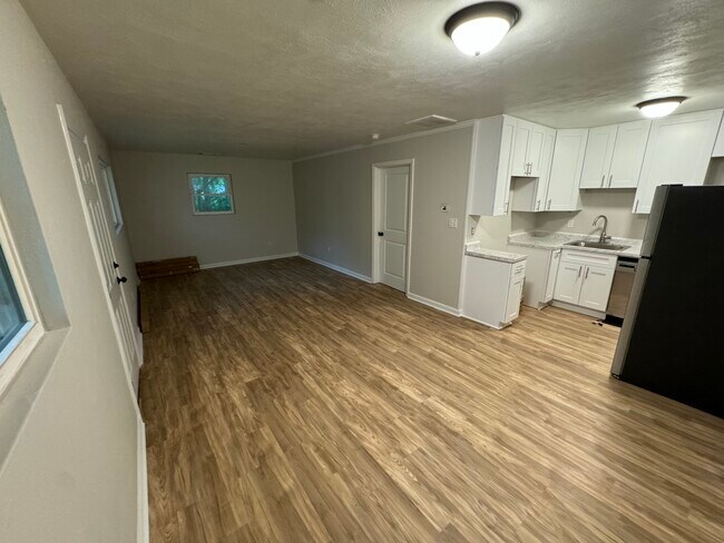 Building Photo - 180 Sycamore Ln
