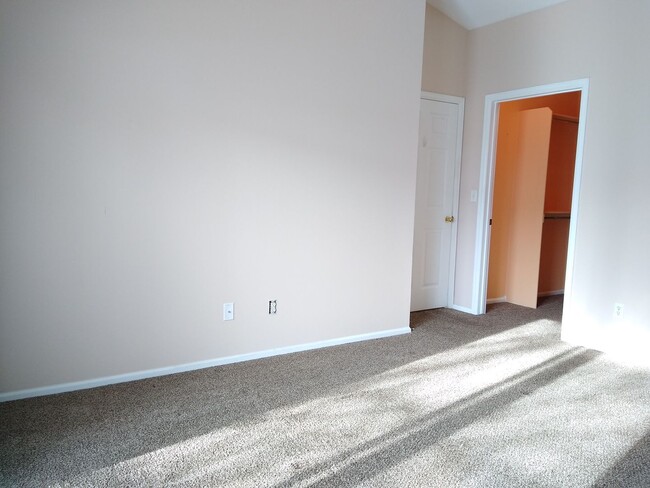 Building Photo - Super 2 Bedroom 2 Bath Townhome with 2 Car...