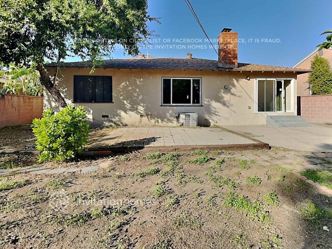 Building Photo - 15040 Valerio St