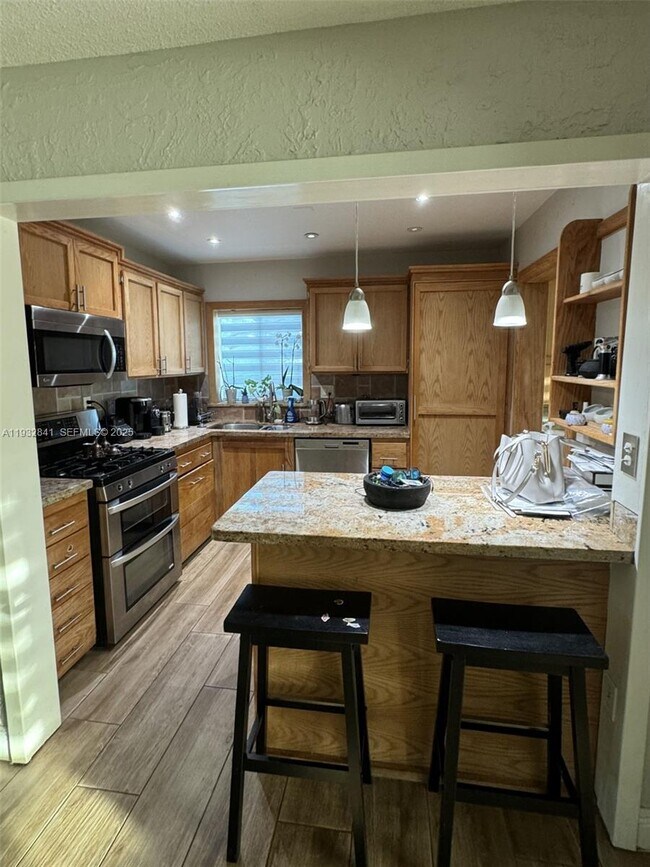 Building Photo - 15660 SW 100th Ave