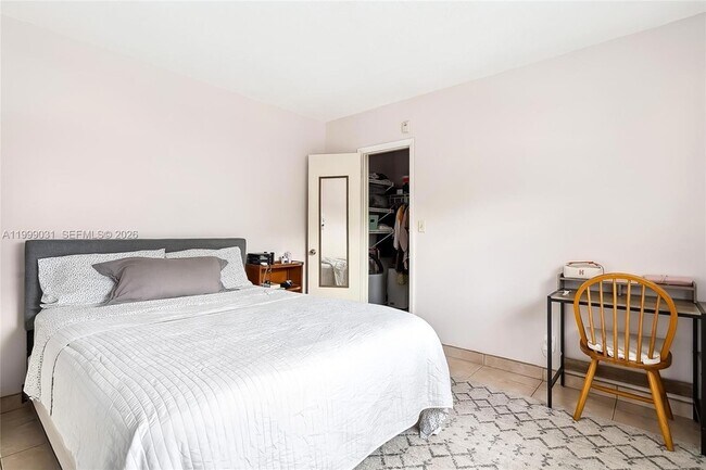 Building Photo - 1824 Monroe St