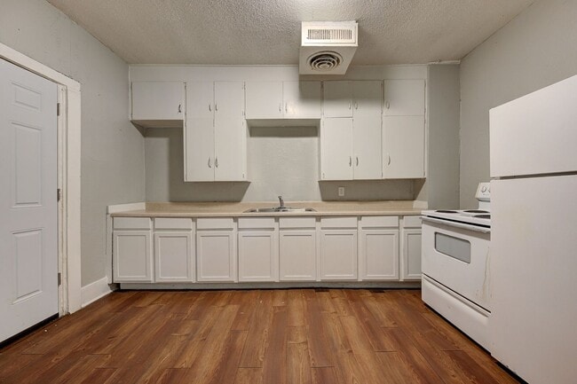 Building Photo - Large 2 bed / 1 bath house! 3 Minutes from I-235, and 10 Minutes from Bricktown!