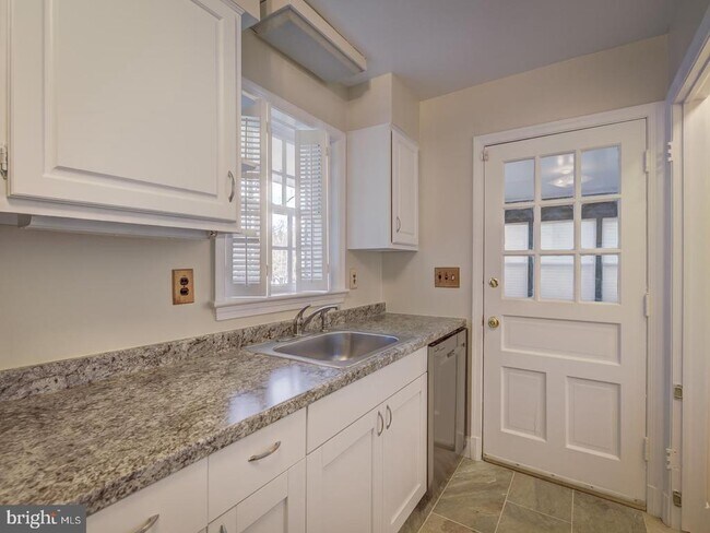 Building Photo - 31 Fort Williams Pkwy