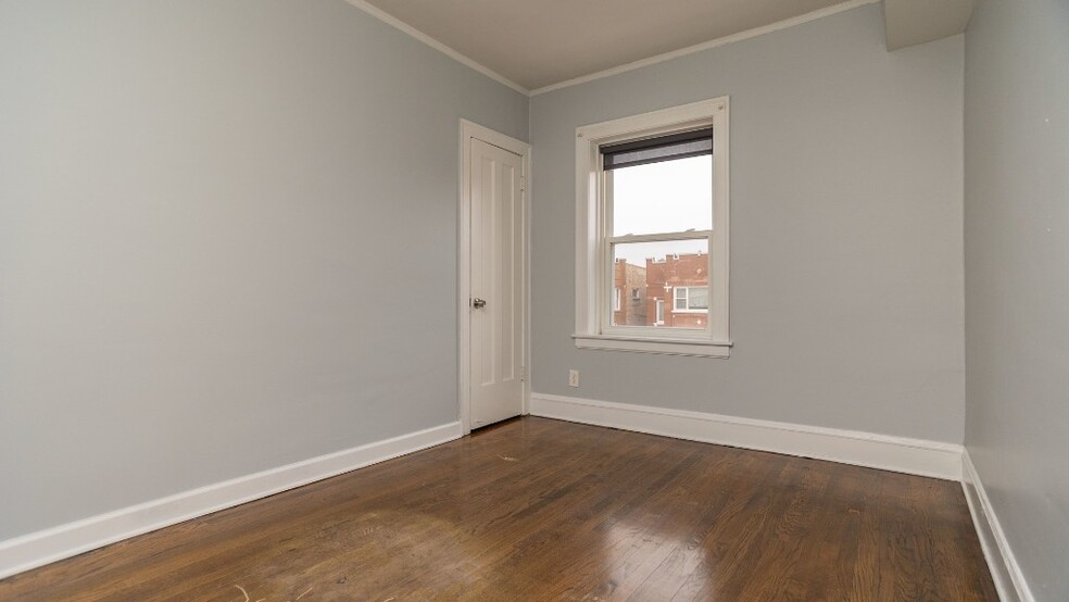 Building Photo - 3318 N Leclaire Ave